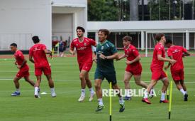 Pemain Timnas Indonesia saat sesi latihan di Stadion Madya, Kompleks Stadion Utama Gelora Bung Karno (SUGBK), Jakarta, Selasa (24/3/2026).