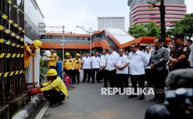 Gubernur DKI Jakarta Pramono Anung (ketiga kanan) bersama Wakil Gubernur DKI Jakarta Rano Karno (keempat kanan) dan Mantan Gubernur DKI Jakarta Sutiyoso (kedua kanan) menyaksikan seremonial pembongkaran tiang monorel di Jalan H.R. Rasuna Said, Jakarta, Rabu (14/1/2026). Pemprov DKI Jakarta mulai membongkar tiang-tiang monorel untuk penataan Jalan H.R. Rasuna Said sisi timur.