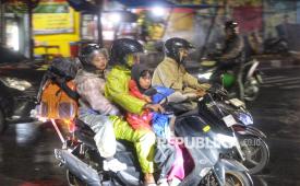 Pemudik bersepeda motor melintas di kawasan Kalimalang, Jakarta, Rabu (18/3/2026).