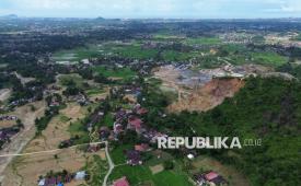 Foto udara kawasan tambang galian C di Gunung Sarik, Kuranji, Padang, Sumatera Barat, Selasa (30/12/2025). Wahana Lingkungan Hidup Indonesia (WALHI) Sumatera Barat mendesak penghentian permanen seluruh aktivitas pertambangan galian C jenis pasir dan batu (sirtu) di kawasan Gunung Sariak karena dinilai menjadi salah satu faktor utama kerusakan Daerah Aliran Sungai (DAS) Kuranji dan memperbesar risiko bencana ekologis, termasuk banjir bandang di wilayah hilir. 