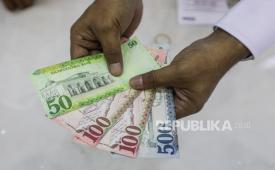 Petugas memperlihatkan mata uang riyal.  yang akan diberikan untuk calon jamaah haji di Asrama Haji Embarkasi Jakarta-Pondok Gede, Jakarta, Sabtu (11/5/2024). Sebanyak 385 calon jamaah haji asal Jakarta Barat tiba di Asrama Haji EMbarkasi Jakarta-Pondok Gede untuk transit terlebih dahulu sebelum diberangkatkan ke Arab Saudi melalui Bandara Soekarno Hatta. 