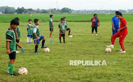 Anak-anak berlatih sepak bola (ilustrasi).