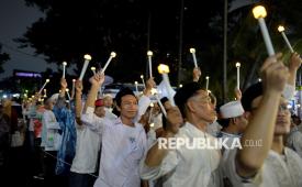 Warga membawa obor elektrik saat mengikuti pawai Festival Muharram di Taman Bendera Pusaka, Kebayoran Baru, Jakarta, Senin (15/6/2026). Pemprov DKI Jakarta menggelar Festival Muharram 1448 Hijriah untuk memaknai pergantian Tahun Baru Islam. Acara yang berlangsung 14 dan 15 Juni itu memadukan edukasi rohani dan seni budaya.