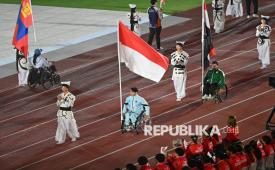 Atlet angkat berat Indonesia M. Mabruk Arib Dzaky membawa bendera Merah Putih saat mengikuti upacara penutupan Asian Para Games 2026 di Stadion Paloma Mizuho, Nagoya, Aichi, Jepang, Sabtu (24/10/2026). Asian Para Games 2026 di Aichi-Nagoya, Jepang, resmi berakhir dan Doha, Qatar, akan menjadi tuan rumah ajang tersebut pada 2030. 