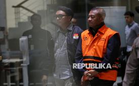 Tersangka Bupati Tulungagung Gatut Sunu Wibowo mengenakan rompi tahanan usai ditetapkan sebagai tersangka dan ditahan terkait hasil tangkap tangan dugaan tindak pidana korupsi pemerasan dan penerimaan lainnya di Kabupaten Tulungagung tahun 2025-2026 di Gedung Merah Putih KPK, Jakarta, Sabtu (11/4/2026). KPK resmi menetapkan dan menahan 2 tersangka dari 13 orang yang diamankan dalam operasi tangkap tangan (OTT) di lingkungan pemerintah Kabupaten Tulungagung diantaranya Bupati Gatut Sunu Wibowo dan ajudannya Dwi Yoga Ambal. Kedua tersangka tersebut akan dilakukan penahanan 20 hari pertama untuk kepentingan penyidikan di Rutan Merah Putih KPK. Sementara 11 orang lainnya masih dilakukan pemeriksaan secara intensif oleh tim penyidik KPK. Dalam operasi tangkap tangan ini, KPK mengamankan sejumlah barang bukti, diantaranya dokumen, sepatu dan uang tunai Rp335,4 juta dari uang yang sudah diterima tersangka GSW senilai Rp2,7 miliar dari total permintaan Rp5 miliar.