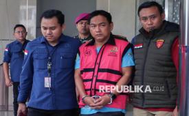 Penyidik Kejaksaan Agung mengawal Ketua Ombudsman RI 2026 - 2031 Hery Susanto (kedua kanan) seusai menjalani pemeriksaan dan penetapan tersangka di Gedung Bundar Jampidsus Kejaksaan Agung, Jakarta, Kamis (16/4/2026).