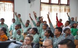 OJK Papua edukasi pelajar SR 75 kelola keuangan secara bijak.