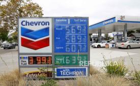 Papan harga bensin milik Chevron di Berkeley, California, AS. 