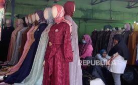 Calon pembeli saat memilih busana Muslim di Pasar Tanah Abang, Jakarta, Rabu (29/3/2023). Menurut pedagang, penjualan busana muslim di Pasar Tanah Abang pada awal bulan Ramadan mengalami penurunan penjualan sekitar 50 persen dan diprediksi akan meningkat kembali pada seminggu menjelang Lebaran.