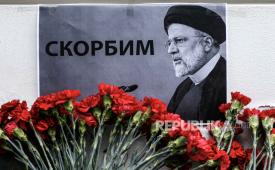 Foto Presiden Iran Ebrahim Raisi di antara bunga di depan kedubes Iran di Moskow, Rusia. Iranian embassy, following the deaths of Iran