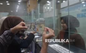 Karyawan melayani penukaran uang di gerai penukaran mata uang asing di Jakarta, Jumat (24/4/2026). Pada perdagangan Jumat sore, nilai tukar rupiah ditutup menguat pada level Rp17.268 per dolar AS. Pemerintah menilai pelemahan nilai tukar rupiah yang sempat menyentuh level Rp17.300 per dolar AS dipicu meningkatnya tekanan global yang turut mengguncang mata uang di kawasan. Meski demikian, pemerintah bersama Bank Indonesia akan terus memantau pergerakan pasar guna menjaga stabilitas rupiah di tengah volatilitas yang masih tinggi. 