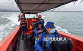 Personel Basarnas melakukan pencarian kapal cepat yang hilang kontak di Perairan Selat Sunda, Kabupaten Lampung Selatan, Lampung, Rabu (9/9/2026). Tim SAR gabungan memperluas cakupan area pencarian dan membagi operasi menjadi empat Search and Rescue Unit (SRU) pada hari kedua pencarian delapan penumpang kapal cepat rombongan jurnalis yang dilaporkan hilang kontak saat meliput erupsi Gunung Anak Krakatau. 