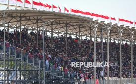 Sejumlah penonton menyaksikan race MotoGP Indonesia 2025 di Sirkuit Internasional Pertamina Mandalika, Lombok Tengah, Nusa Tenggara Barat, Ahad (5/10/2025). Penyelenggaraan MotoGP Indonesia tahun ini memecahkan rekor penonton terbanyak dibandingkan penyelenggaraan tiga edisi sebelumnya atau kali ini mencapai 140.324 penonton. 