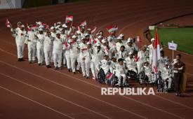 Atlet dan ofisial kontingen Indonesia mengikuti defile saat upacara penutupan ASEAN Para Games 2025 Thailand di 80th Birthday Stadium, Nakhon Ratchasima, Thailand, Senin (26/1/2026). Tim Indonesia berada di peringkat kedua dengan mengumpulkan 135 medali emas, 144 medali perak, dan 114 medali perunggu dalam pesta olahraga terbesar se-Asia Tenggara untuk atlet disabilitas tersebut. 