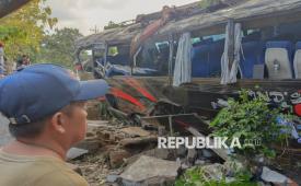 Seorang warga mengamati kondisi bus pariwisata dengan nomor polisi P 7221 UG yang mengalami kecelakaan lalu lintas di Desa Botoh, Kecamatan Lumbang, Kabupaten Probolinggo, Jawa Timur, Ahad (14/9/2025).  Dalam kejadian tersebut sebanyak delapan orang karyawan Rumah Sakit Bina Sehat (RSBS) Jember meninggal dunia akibat bus mengalami rem blong. 