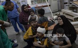 Anak-anak dan perempuan menunggu untuk menerima perawatan di Rumah Sakit Al-Najjar, di Rafah, 25 April 2024.