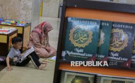 Pengunjung membaca buku di perpustakaan Masjid Istiqlal, Jakarta.