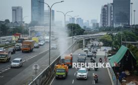 Petugas Dinas Lingkungan Hidup (DLH) DKI Jakarta menyemprotkan water mist di Jalan TB Simatupang, Jakarta, Jumat (19/9/2025). Dinas Lingkungan Hidup (DLH) DKI Jakarta menyemprotkan 4.000 liter air berbentuk kabut (water mist) di sejumlah titik strategis sebagai upaya menekan polusi udara sekaligus bagian dari rangkaian pra-kegiatan Jakarta Eco Future Fest (JEFF) 2025.