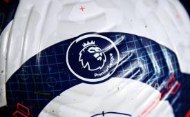  (FILE) - Tampilan jarak dekat bola pertandingan dengan logo Liga Inggris pada pertandingan sepak bola Liga Inggris.