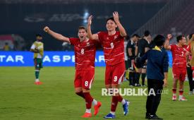 Pemain timnas Indonesia Luke Vickery dan Mitchel Baker melakukan selebrasi seusai mengalahkan Bangladesh dalam pertandingan penyisihan Grup A FIFA ASEAN Cup 2026 di Stadion Utama Gelora Bung Karno (SUGBK), Senayan, Jakarta, Kamis (1/10/2026). Timnas Indonesia lolos ke final FIFA ASEAN Cup 2026 usai mengalahkan Bangladesh dengan skor 9-2.