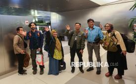 Relawan yang tergabung dalam Global Peace Convoy Indonesia saat akan berangkat untuk mengikuti gelaran pelayaran akbar Global Sumud Flotilla (GSF) 2.0 di Bandara Soekarno Hatta, Tangerang, Banten, Rabu (8/4/2026).
