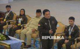 Menteri Pemuda dan Olahraga Erick Thohir bersiap memberikan sambutan saat acara pemberian penghargaan kepada atlet SEA Games Thailand 2025 di Istana Negara, Jakarta, Kamis (8/1/2026). Presiden Prabowo Subianto secara resmi menyerahkan penghargaan berupa bonus kepada atlet SEA Games Thailand 2025 yang berhasil meraih medali untuk Indonesia. Atlet peraih medali emas tunggal menerima bonus sebesar Rp1 miliar, peraih medali perak tunggal Rp315 juta, dan peraih medali perunggu tunggal Rp157 juta. Sementara itu, peraih medali emas beregu menerima bonus Rp500 juta per orang, peraih medali perak beregu Rp220.500.000 per orang, dan peraih medali perunggu beregu Rp110.250.000 per orang.