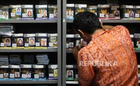 ILUSTRASI Petugas menata paspor jamaah calon haji saat melakukan verifikasi di Gedung Sistem Informasi dan Komputerisasi Haji Terpadu (Siskohat) di Asrama Haji Embarkasi Surabaya, Jawa Timur. 