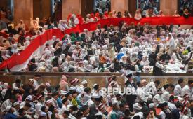 Sejumlah jamaah mengikuti zikir kebangsaan di Masjid Istiqlal, Jakarta, Ahad (10/8/2025). Kegiatan tersebut merupakan rangkaian dalam memperingati HUT Ke-80 Republik Indonesia. 