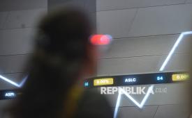 Invited guests are near the electronic display of stock movements during the closing event of the Indonesia Stock Exchange (BEI) 2025 at the Main Hall BEI, Jakarta, Tuesday (30/12/2025). The Composite Stock Price Index (IHSG) at the end of 2025 closed green/advanced 2.68 points or 0.03 percent to 8,646.94. Stock trading will reopen on Friday, January 2, 2026.
