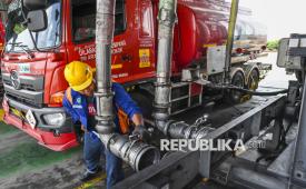 Petugas bersiap mengisi BBM ke mobil tangki di area pengisian otomatis (New Gantry System) Integrated Terminal Jakarta, Plumpang, Jakarta Utara, Jumat (17/4/2026). PT Pertamina (Persero) memastikan pelayanan dan distribusi BBM tetap terjaga di tengah dinamika geopolitik global dan konflik Timur Tengah. 