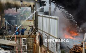 Petugas pemadam kebakaran menyemprotkan air ke arah kobaran api yang membakar pabrik lampu di Batuceper, Kota Tangerang, Banten, Rabu (16/9/2026). Upaya pemadaman dilakukan setelah kebakaran dilaporkan terjadi sekitar pukul 13.00 WIB.
