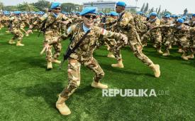 Pasukan Kontingen Garuda UNIFIL melakukan yel-yel usai mengikuti upacara Pelepasan Satgas TNI Kontingen Garuda UNIFIL 2025 di Lapangan Prima, Mabes TNI, Jakarta, Rabu (9/4/2025). Sebanyak 1.090 personel Satgas TNI akan bertugas selama satu tahun di Lebanon, untuk mendukung misi perdamaian PBB. Personel yang diberangkatkan terdiri dari tujuh satuan tugas yaitu Satgas Batalyon Mekanis (Yonmek) TNI Konga XXIII-S, Satgas Force Headquarter Support Unit (FHQSU) TNI Konga XXVI-Q, Satgas Military Police Unit (MPU) TNI Konga XXV-Q, Satgas Military Community Outreach Unit (MCOU) TNI Konga XXX-O, Satgas Civil Military Coordination (CIMIC) TNI Konga XXX-O, Satgas Rumah Sakit (Hospital) TNI Konga XXIX-P, dan Satgas Milstaff Seceast TNI Konga UNIFIL. Satgas tersebut selain sebagai penjaga perdamaian di daerah konflik juga berperan sebagai duta bangsa di kancah internasional dengan memperkenalkan keanekaragaman budaya Indonesia. 