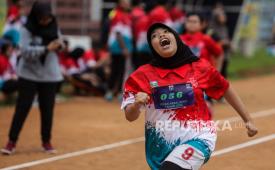 Sejumlah pelajar penyandang tuna grahita berlari saat Pekan Paralimpik di GOR Soemantri Brodjonegoro, Jakarta, Selasa (14/5/2024). Sebanyak 200 pelajar berkebutuhan khusus atau disabilitas mengikuti perhelatan tersebut sebagai ajang seleksi para atlet disabilitas dalam pekan paralimpik yang mempertandingkan empat cabang olahraga yaitu atletik, aquatik, bulu tangkis dan tenis meja.