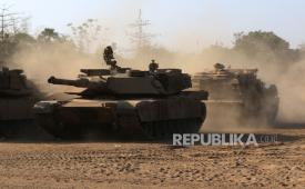 Tank M1A1 Abrams melintas di Pusat Latihan Pertempuran Marinir (Puslatpurmar) 5 Baluran, Karangtekok, Situbondo, Jawa Timur, Rabu (6/9/2023). Peserta latihan gabungan bersama Super Garuda Shield 2023 melakukan persiapan personell dan material tempur untuk operasi darat pada Ahad (10/9). 