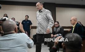 Terdakwa kasus dugaan tindak pidana pencucian uang (TPPU) Nurhadi (tengah) berjalan untuk mengikuti sidang putusan di Pengadilan Tipikor, Jakarta, Rabu (1/4/2026). Sekretaris Mahkamah Agung periode 2011–2016, Nurhadi divonis 5 tahun penjara karena dinyatakan terbukti menerima gratifikasi sebesar Rp137,16 miliar dari berbagai pihak serta melakukan TPPU sebesar Rp308,04 miliar. 