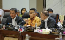 Ketua Komisi XI DPR RI Mukhamad Misbakhun (tengah) memimpin rapat uji kelayakan dan kepatutan atau fit and proper test calon Deputi Gubernur Bank Indonesia di ruang Komisi XI DPR, Kompleks Parlemen, Senayan, Jakarta, Senin (26/1/2026). 