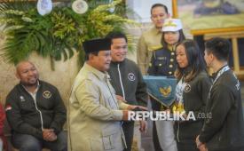 Presiden Prabowo Subianto didampingi Menteri Pemuda dan Olahraga Erick Thohir memberikan  penghargaan kepada perwakilan atlet SEA Games Thailand 2025 di Istana Negara, Jakarta, Kamis (8/1/2026). Presiden Prabowo Subianto secara resmi menyerahkan penghargaan berupa bonus kepada atlet SEA Games Thailand 2025 yang berhasil meraih medali untuk Indonesia. Atlet peraih medali emas tunggal menerima bonus sebesar Rp1 miliar, peraih medali perak tunggal Rp315 juta, dan peraih medali perunggu tunggal Rp157 juta. Sementara itu, peraih medali emas beregu menerima bonus Rp500 juta per orang, peraih medali perak beregu Rp220.500.000 per orang, dan peraih medali perunggu beregu Rp110.250.000 per orang.
