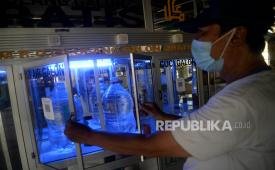 Warga mengisi air ke dalam galon di depot air minum isi ulang galon (ilustrasi).