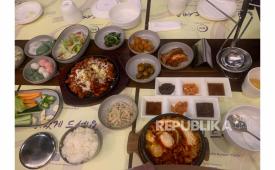 Ratusan orang pengunjung diduga mengalami keracunan usai menyantap makanan di restoran Korea 88 Seoul kawasan Paskal 23 Mal, Jalan Pasirkaliki, Kota Bandung, Jawa Barat. 