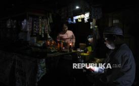 Warga membeli minuman saat terjadi pemadaman listrik bergilir di Palangka Raya, Kalimantan Tengah, Rabu (7/1/2026). PLN Unit Pelaksana Pelayanan Pelanggan Palangka Raya melakukan pemadaman listrik secara bergilir di sejumlah wilayah Pelangka Raya sejak beberapa hari terakhir akibat adanya gangguan teknis pada komponen Pembangkit Listrik Tenaga Gas dan Uap (PLTGU) yang berdampak pada pasokan daya sistem. 