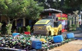Polres Subang musnahkan ribuan botol minuman keras dan petasan.