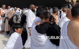 Seoang anak digendong orangtuanya saat melakukan tawaf. Di tengah kekhusukan jamaah melakukan tawaf di sekitar Kabah, sejumlah anak kecil terlihat di area mataf. Jurnalis Republika mengabadikan bagaimana anak-anak itu berada di sekitar mataf pada Kamis (8/5/2025) dan Jumat (8/5/2025). Ada yang mengenakan pakaian ihram atau pakaian biasa. Ada yang digendong oleh ayahnya, ada yang tengah bermain atau sekadar berbincang dengan orang tua. Kehadiran mereka menjadi bumbu pemanis tersendiri. Anak-anak itu adalah generasi Islam di masa depan. Mereka adalah pewaris agama yang mulia ini. Jamaah haji kini mulai memadati Masjidil Haram untuk melakukan umroh jelang puncak musim haji yang diperkirakan akan dimulai pada 5-6 Juni mendatang.