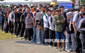 Sejumlah pelamar kerja antre memasuki arena Job Fair 2026 di Lapangan Supardi Sawitan, Mungkid, Magelang, Jawa Tengah, Selasa (23/6/2026). Pemerintah Kabupaten Magelang menggelar bursa kerja yang menyediakan sebanyak 3.717 lowongan pekerjaan di 36 perusahaan serta menyediakan juga peluang kerja bagi kelompok difabel. 