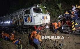 Petugas membersihkan material longsor saat proses evakuasi lokomotif kereta api (KA) Ciremai relasi Semarang Tawang-Bandung yang anjlok di petak Maswati-Sasaksaat, Cikalongwetan, Kabupaten Bandung Barat, Jawa Barat, Rabu (1/4/2026). KA Ciremai relasi Semarang Tawang-Bandung tersebut anjlok akibat material longsor yang menutup jalur di petak Maswati-Sasaksaat KM 142+8/9 pada Rabu (1/4) pukul 14.53 WIB dan hingga pukul 21.03 WIB proses evakuasi serta normalisasi jalur masih dilakukan. 