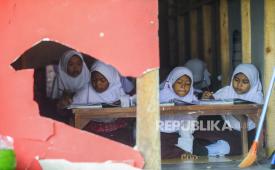 Sejumlah siswa kelas empat mengikuti kegiatan belajar mengajar dengan lesehan di ruang kantin SD Negeri Suci, Kota Serang, Banten, Rabu (7/8/2024). Pihak sekolah menyebutkan, dalam sewindu terakhir sebanyak tujuh ruang kelas rusak bagian dinding, atap dan lantai sehingga sekolah terpaksa menggunakan salah satu ruangan kantin menjadi ruang belajar siswa. 