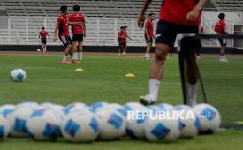 Para pemain timnas Indonesia U-22 mengikuti sesi latihan di Stadion Madya, Kompleks GBK, Senayan, Jakarta, Rabu (26/11/2025). Timnas Indonesia U-22 menggelar sesi latihan intensif sebagai persiapan untuk berlaga pada ajang Sea Games 2025 di Thailand. Latihan dipimpin langsung oleh pelatih Indra Sjafri. 