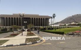 Para Petugas Penyelenggara Ibadah Haji (PPIH) tusi Media Center Haji (MCH) saat berkunjung ke King Fahd Glorious Quran Printing Complex, pusat percetakan Alquran terbesar di dunia yang terletak di Madinah, Arab Saudi, Kamis (7/5/2026).
