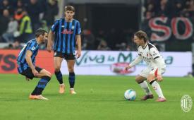 AC Milan gagal geser Napoli usai ditahan imbang Atalanta 1-1.