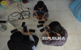 Warga menggunakan layanan internet gratis berbasis Starlink di Posko Baznas, Desa Sarudik, Tapanuli Tengah, Sumatera Utara, Kamis (4/12/2025). Posko Baznas di Desa Sarudik, Tapanuli Tengah menyediakan bantuan makanan, air bersih dan layanan internet gratis berbasis Starlink untuk mendukung komunikasi korban bencana banjir dan longsor di Tapteng.