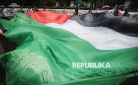 Massa mengibarkan bendera Palestina saat mengikuti aksi solidaritas untuk Palestina di kawasan Patung Kuda, Monas, Jakarta, Selasa (22/5/2025). Presenter TV Inggris, Nadia Sawalha, mengancam akan mengambil langkah hukum terhadap ITV. 